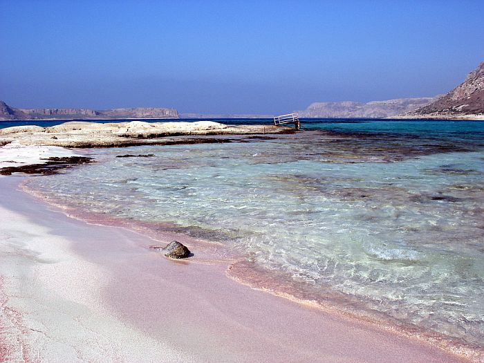Пляж с розовым песком (Pink Sands Beach) на острове Харбор, Багамские острова