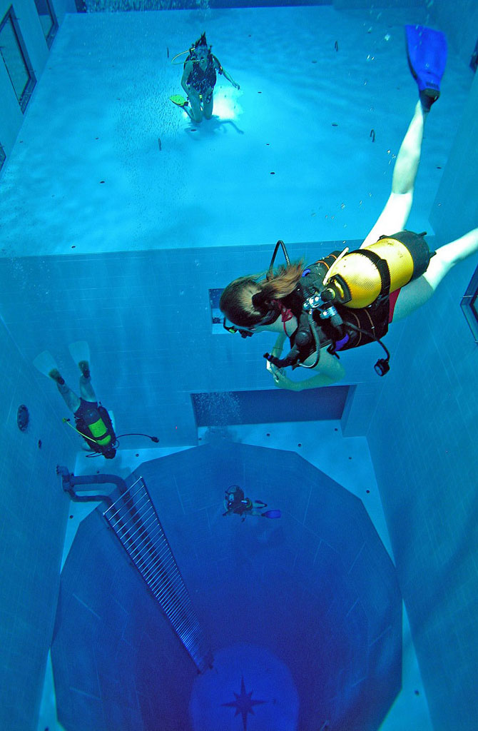 Немо 33 (Nemo 33) - самый глубокий крытый бассейн в мире,  Уккеле, Бельгия