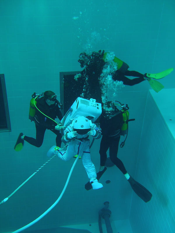 Немо 33 (Nemo 33) - самый глубокий крытый бассейн в мире, Уккеле, БельгияНемо 33 (Nemo 33) - самый глубокий крытый бассейн в мире, Уккеле, Бельгия