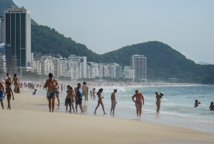 Пляж Копакабана (Copacabana beach), общественный пляж, Рио-де-Жанейро, Авенида Атлантика, Бразилия,