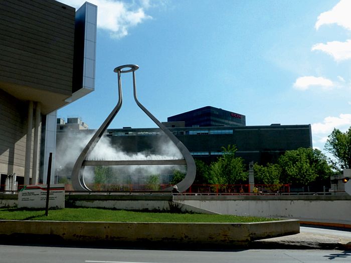 Городской памятник в виде химической колбы - Эмптифул (Emptyful), Виннипег, Канада