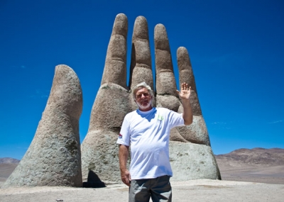 Скульптор Марио Ираррасабаль (Mario Irarrázabal) на фоне Гигантской руки