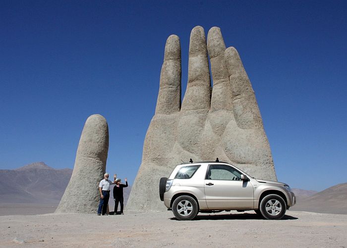 Гигантская рука "Мано-де-Десьерто" в пустыне Атакама, Чили