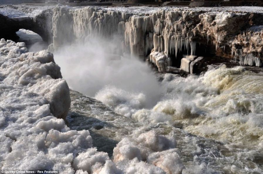 Водопад Хукоу (Hukou Waterfall), гигантская ледяная скульптура, Китай