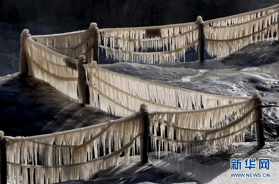 Водопад Хукоу (Hukou Waterfall), гигантская ледяная скульптура, Китай