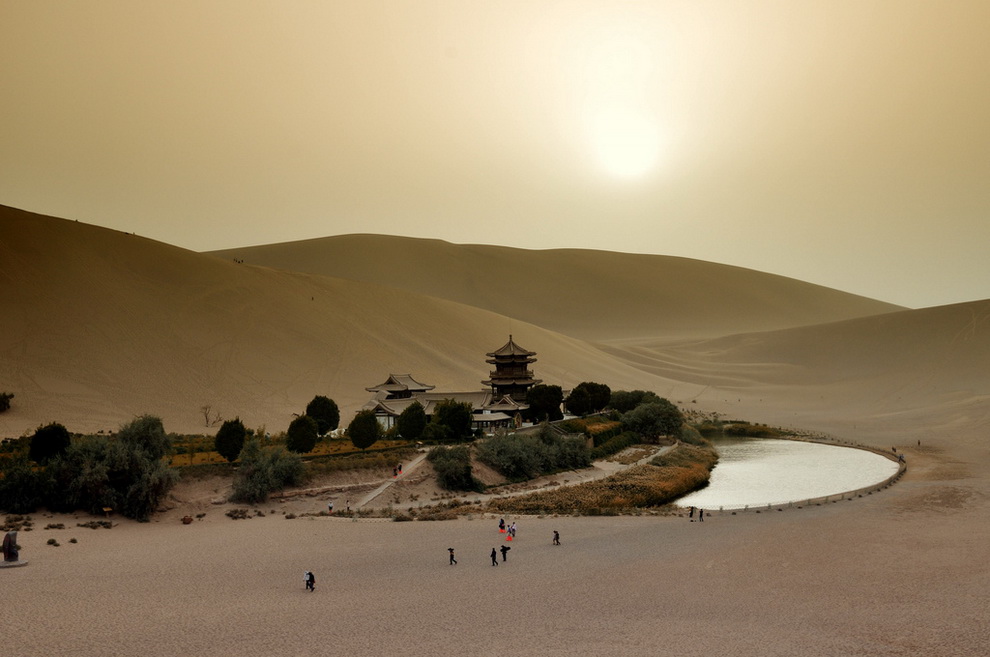 Оазис Юэяцюань (Yueyaquan) в пустыне Гоби, Китай