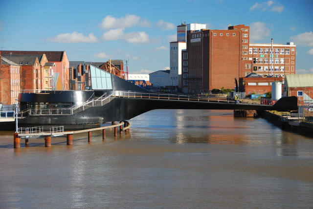 Разводной пешеходный мост Scale Lane через реку Халл в Англии