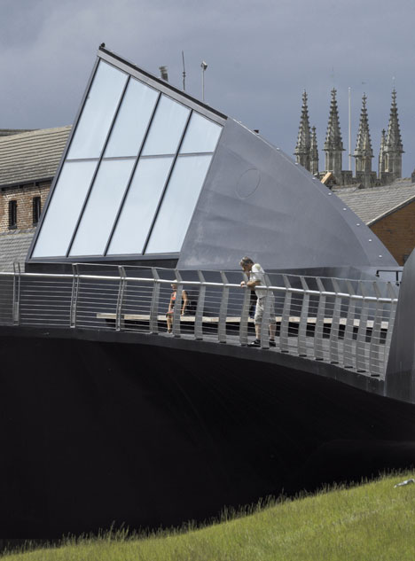 Разводной пешеходный мост Scale Lane через реку Халл в Англии