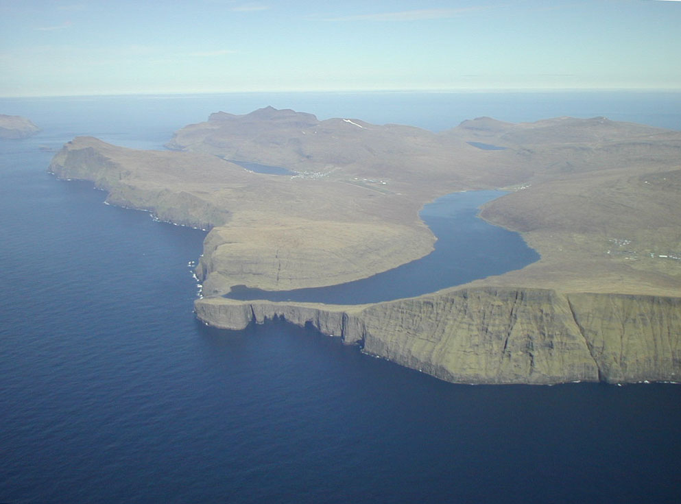 Озеро на краю обрыва - Сорвагсватн (или Лейтисватн), Фарерские острова