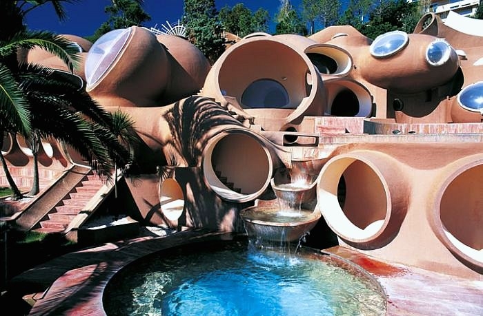 Пузырчатый Дом (Bubble House) Пьера Кардена, Канны, Франция