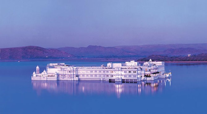 Озёрный дворец (Lake Palace), Джаг-Нивас, отель из белого мрамора, озеро Пичола, Удайпур, Индия