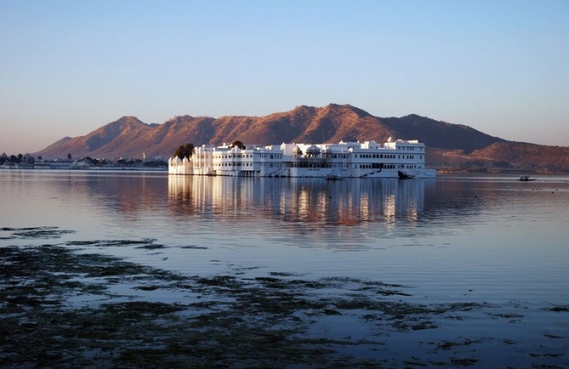 Озёрный дворец (Lake Palace), Джаг-Нивас, отель из белого мрамора, озеро Пичола, Удайпур, Индия