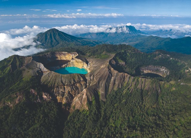 Разноцветные озера на вулкане Келимуту (остров Флорес, Индонезия)
