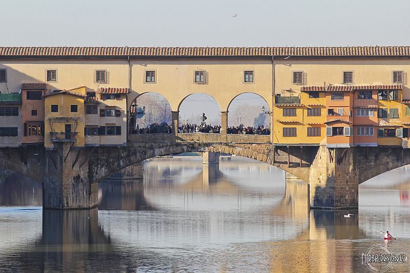 Понте Веккьо (Ponte Vecchio) самый старый мост во Флоренции (Италия)