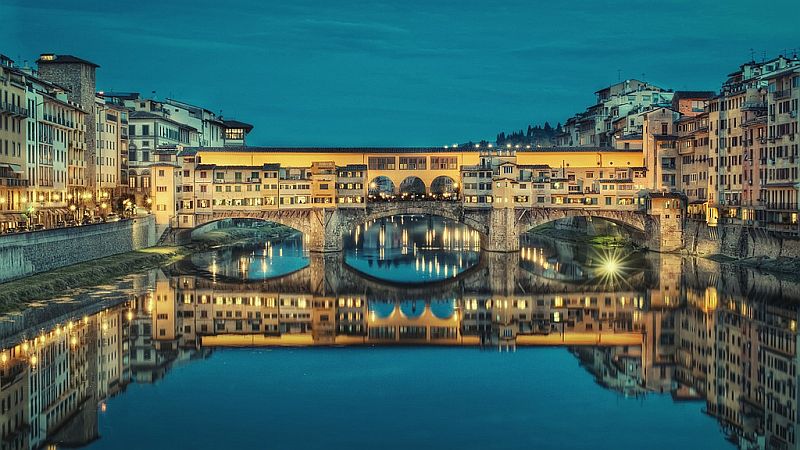 Понте Веккьо (Ponte Vecchio) самый старый мост во Флоренции (Италия)
