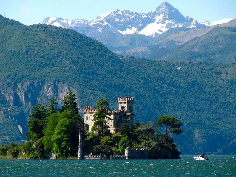 Остров Лорето (Isola di Loreto) на озере Изео (Iseo) в Северной Италии