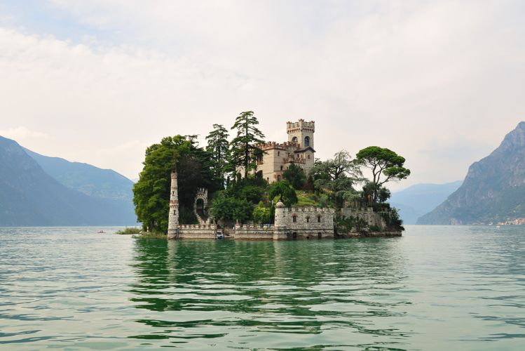 Остров Лорето (Isola di Loreto) на озере Изео (Iseo) в Северной Италии