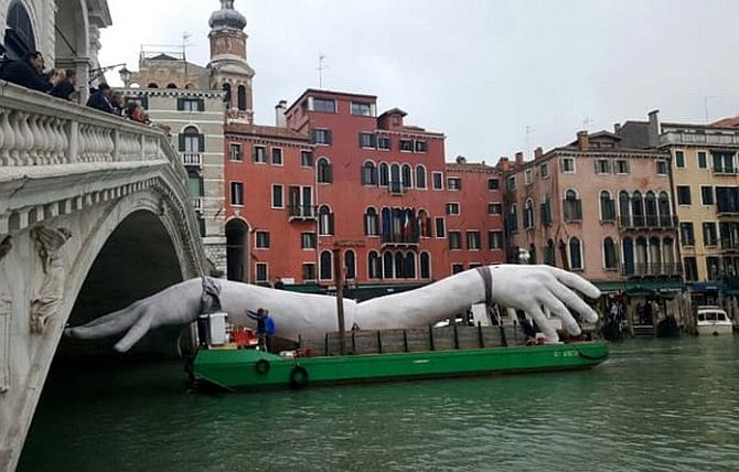  Скульптура «гигантские руки из воды» в Венеции, Италия 