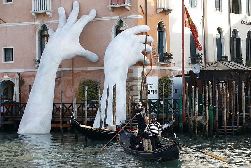  Скульптура «гигантские руки из воды» в Венеции, Италия 