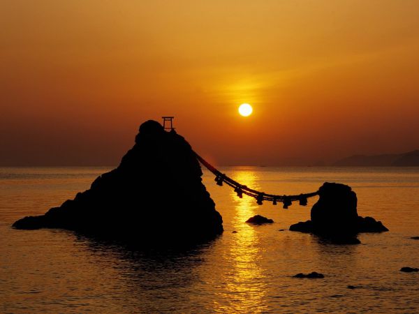 Мэото Ива (Meoto Iwa) - «скалы-супруги», остров Хонсю, Япония