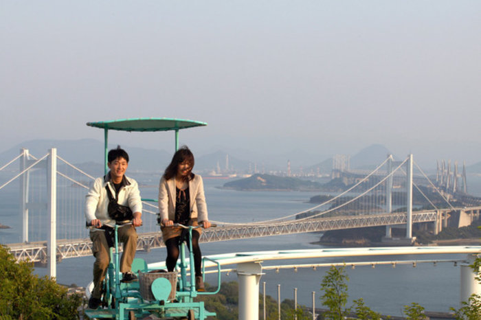 Аттракцион «Небесный велосипед» (SkyCycle), Курасики, Япония