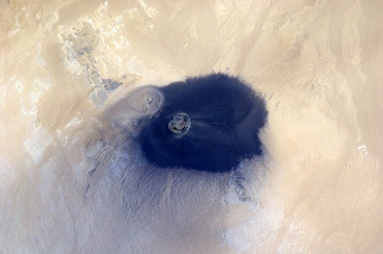 Вау-ан-Намус (Waw-an-Namus), оазис внутри вулканического кратера, Сахара, Ливия,