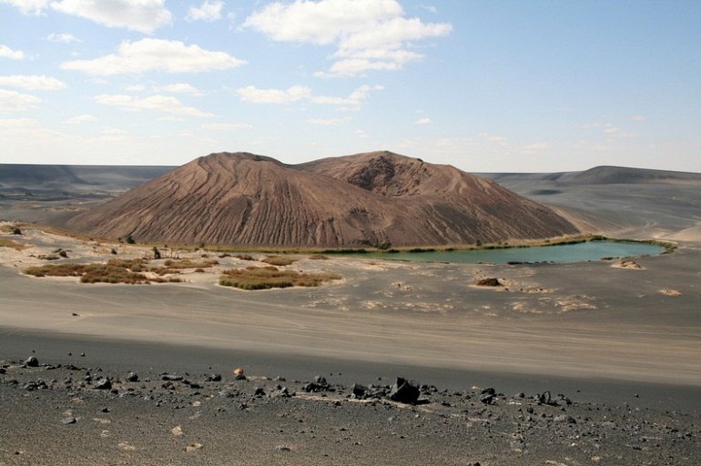 Вау-ан-Намус (Waw-an-Namus), оазис внутри вулканического кратера, Сахара, Ливия