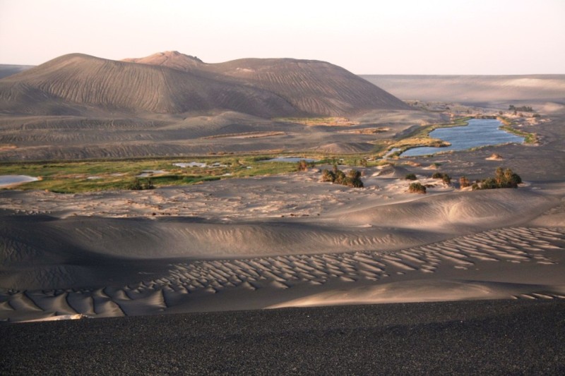 Вау-ан-Намус (Waw-an-Namus), оазис внутри вулканического кратера, Сахара, Ливия