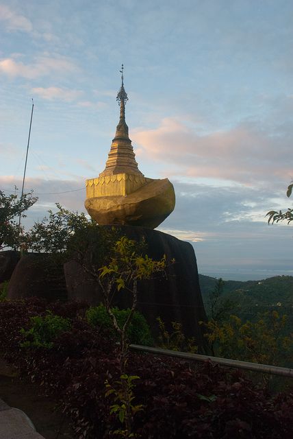 Пагода Чайттийо (Kyaiktiyo Pagoda) - «Золотой камень», Мьянма