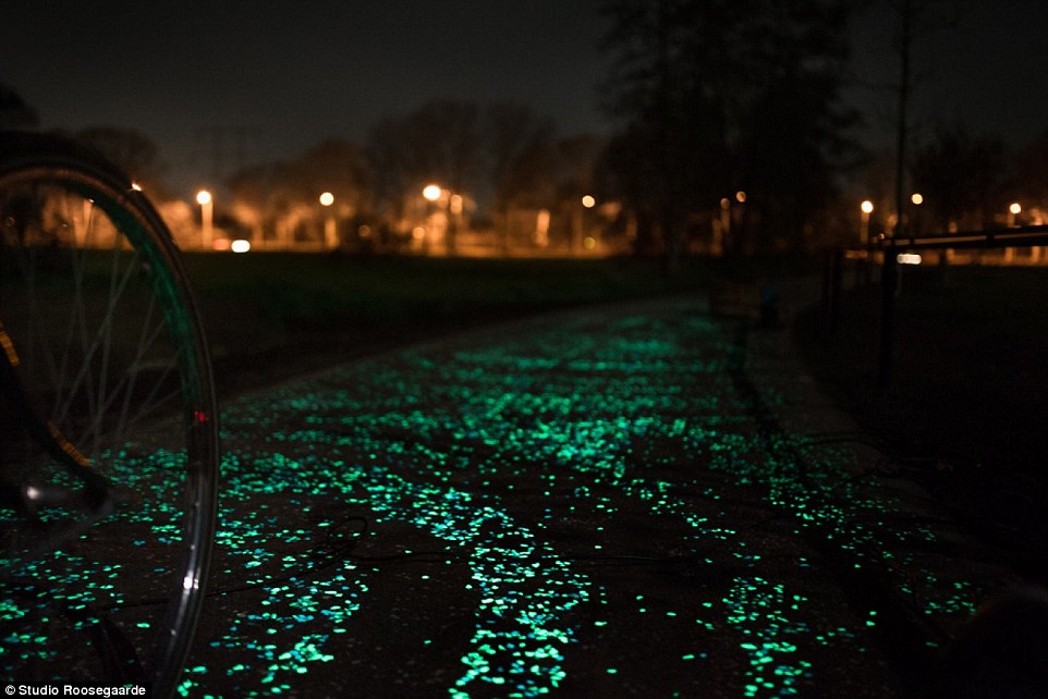 Светящаяся велодорожка d честь Винсента Ван Гога (Van Gogh–Roosergaarde Bicycle Path), Ейндховен, Нидерланды