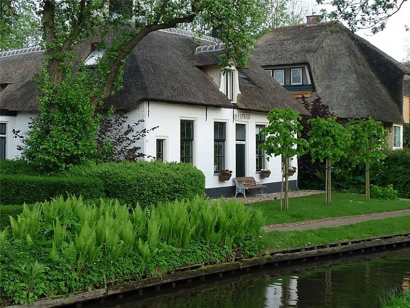 Гитхорн (Giethoorn), деревня с водными каналами вместо дорог. Нидерланды