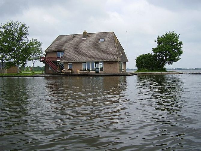 Гитхорн (Giethoorn), деревня с водными каналами вместо дорог. Нидерланды