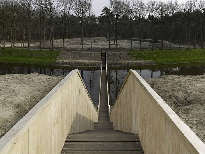 Мост, разрезающий реку - «Мост Моисея» (Moses Bridge), Хальстерен (Нидерланды)