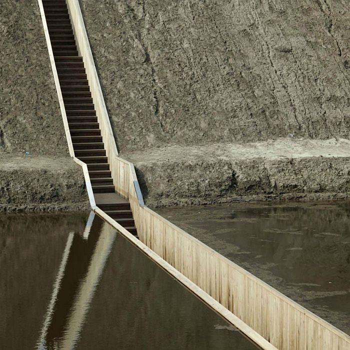 Мост, разрезающий реку - «Мост Моисея» (Moses Bridge), Хальстерен (Нидерланды)