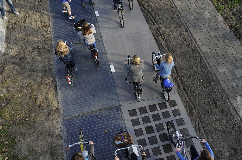 Велодорожка с солнечными панелями "SolaRoad" в городе Кроммени, Нидерланды