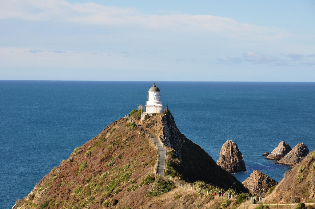Маяк Наггет Пойнт (Nugget Point Lighthouse), побережье Отаго, Южный остров, Новая Зеландия