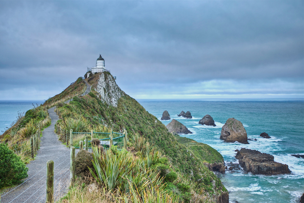 Маяк Наггет Пойнт (Nugget Point Lighthouse), побережье Отаго, Южный остров, Новая Зеландия