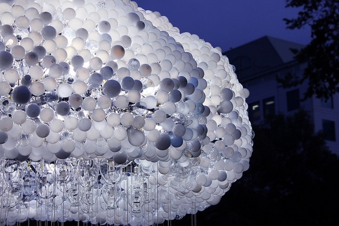 Скульптура Облако (Cloud), 6000 лампочек, творение Каитлинда Брауна