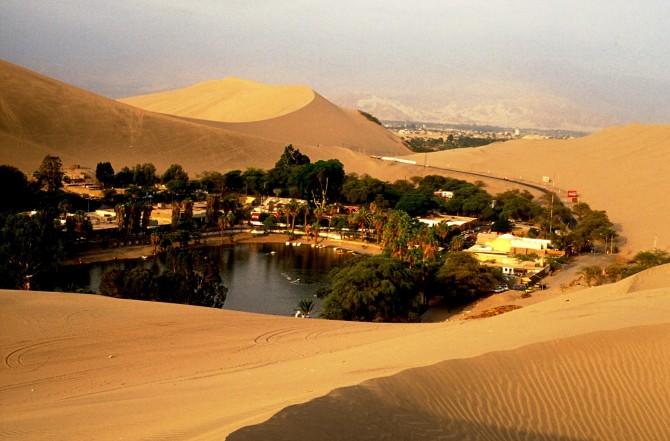 Хуакачина (Huacachina), оазис среди дюн в Ика, Перу