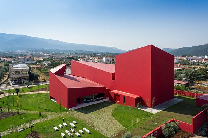 Экстравагантный Дом искусств (Casa das Artes) в Миранда-ду-Корву, Португалия