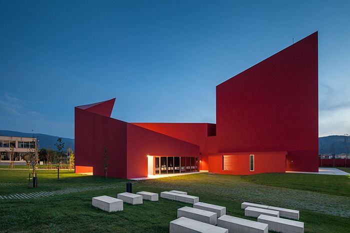 Экстравагантный Дом искусств (Casa das Artes) в Миранда-ду-Корву, Португалия