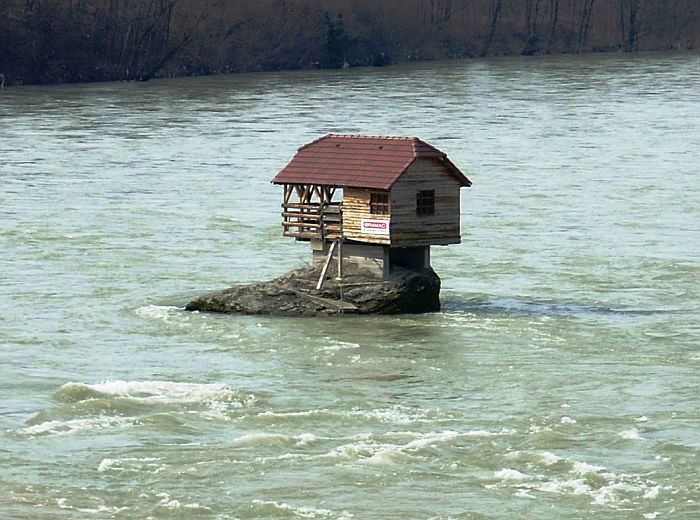 Дом посреди реки Дрина в Сербии