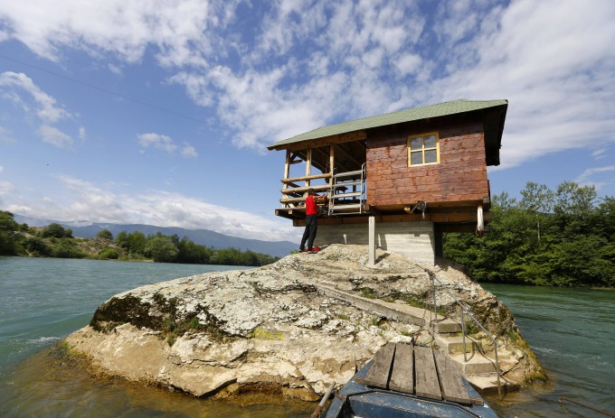 Дом посреди реки Дрина в Сербии