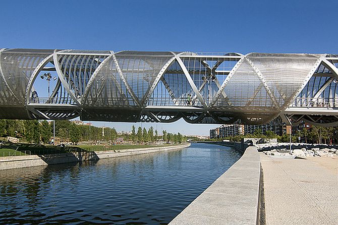 Пешеходный мост "Аргансуэла" ("Arganzuela Footbridge")в Мадриде, Испания