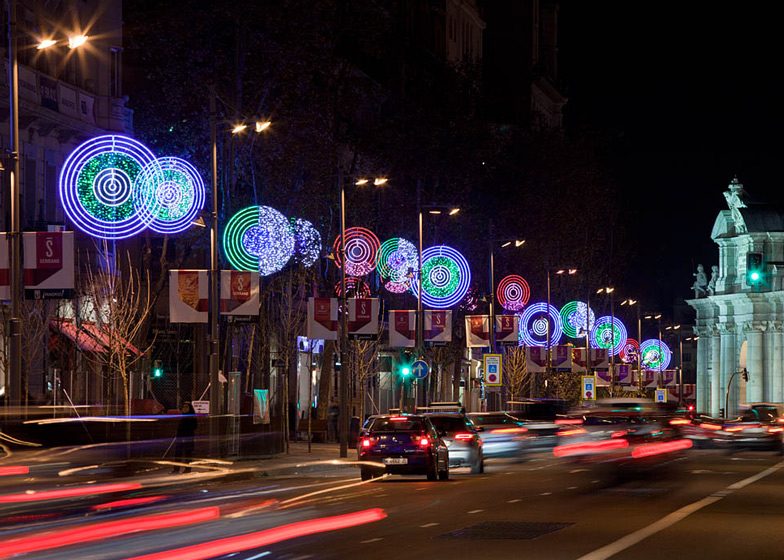 Круговые рождественские огни в Мадриде (Испания)