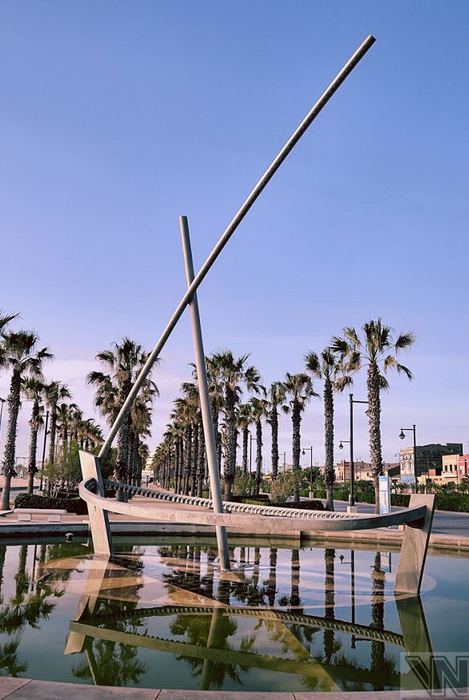 Фонтан-лодка, фонтан-парусник, Fuente del Barco de Agua, площадь Плайя-де-ла-Мальвароса, Валенсия, Испания,