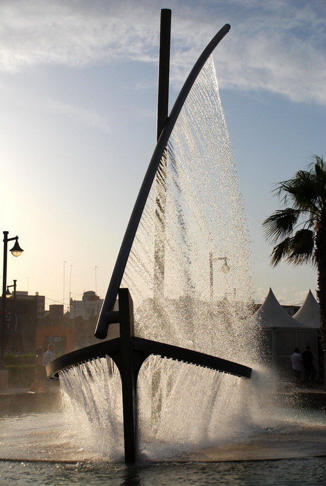 Фонтан-лодка, фонтан-парусник, Fuente del Barco de Agua, площадь Плайя-де-ла-Мальвароса, Валенсия, Испания,