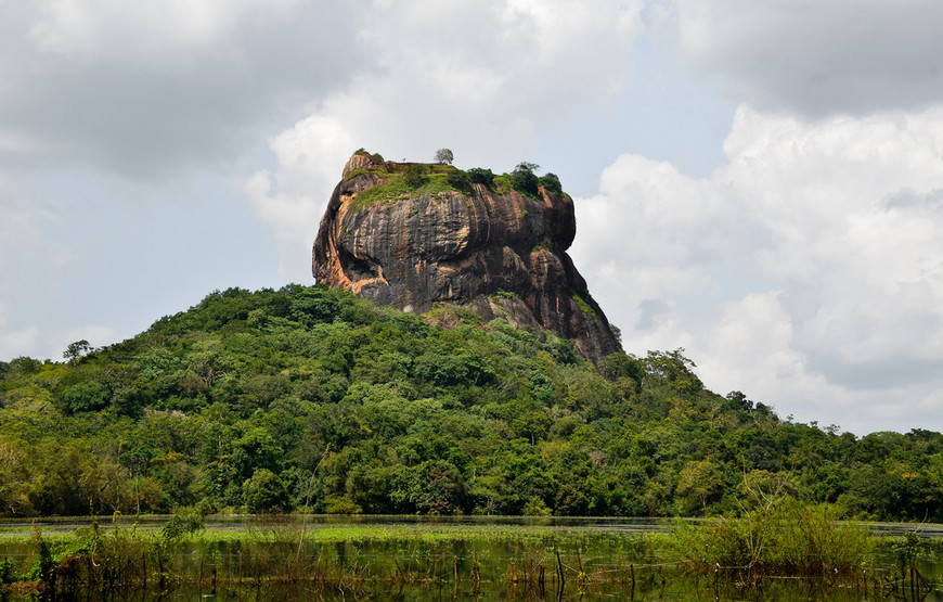 Горный дворец "Львиная скала" (Lions Rock ) в Сигирия, Шри-Ланка