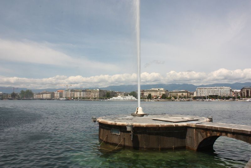 Женевский фонтан, фонтан в Женеве, Швейцария, Jet d’Eau, достопримечательность, женевское озеро, 