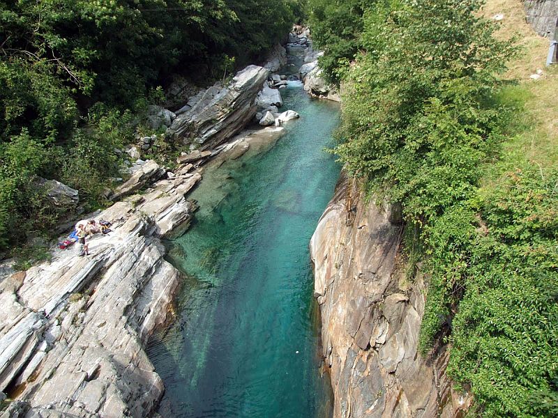 Кристально-чистая горная река Верзаска (Verzasca), Швейцария